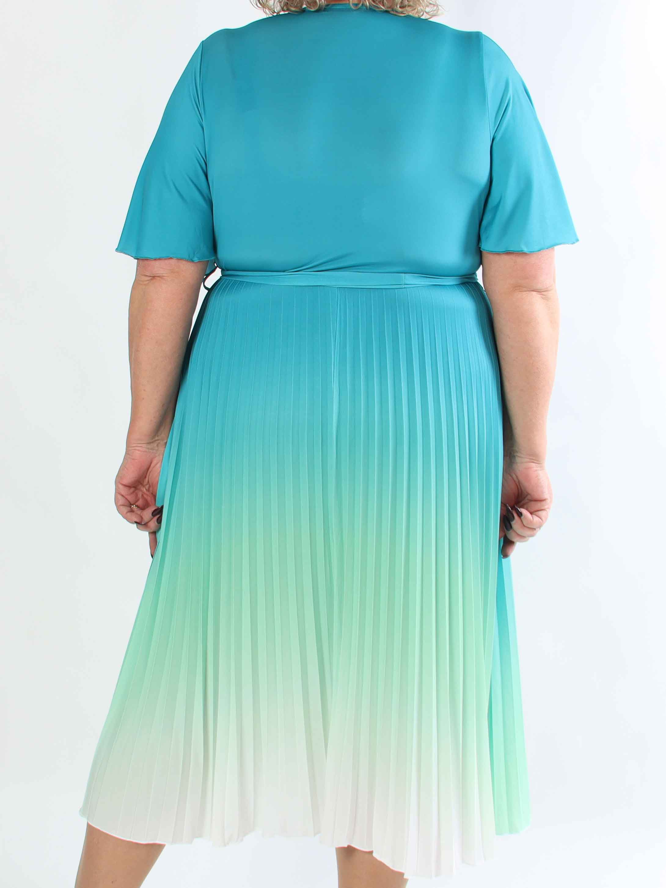 Toledo Fade - Fin plus size flerfarvet kjole med plisseret skørt